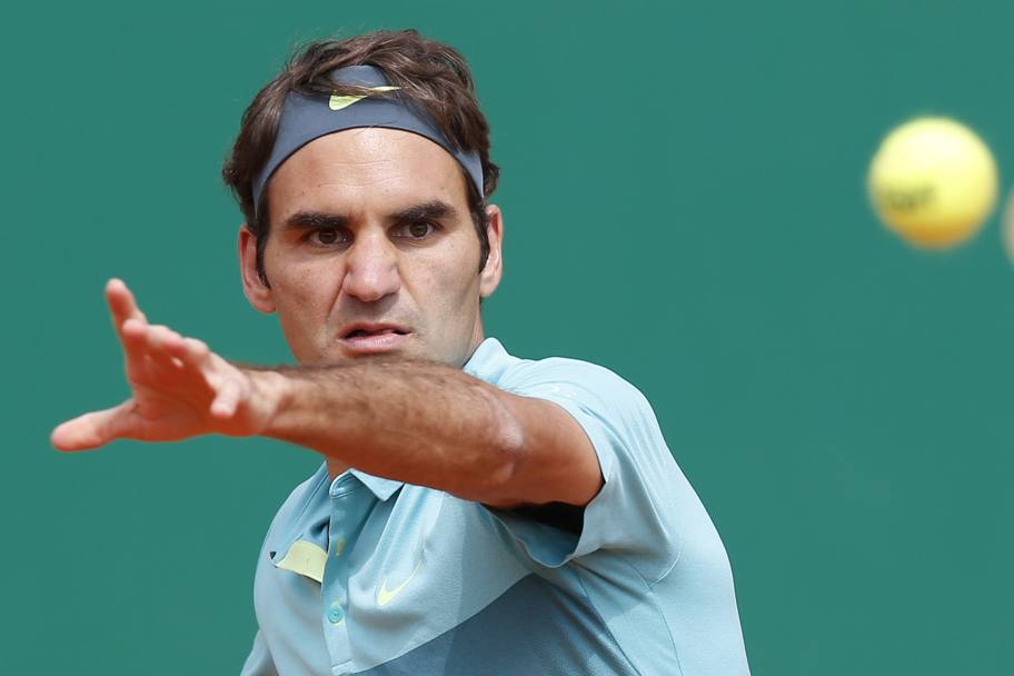 Federer ci metta la grinta ma non basta. Il Torneo di Montecarlo resta tab: lo svizzero, che non l&#39;ha mai vinto,  stato eliminato da Monfils per 6-4 7-6 (Afp)